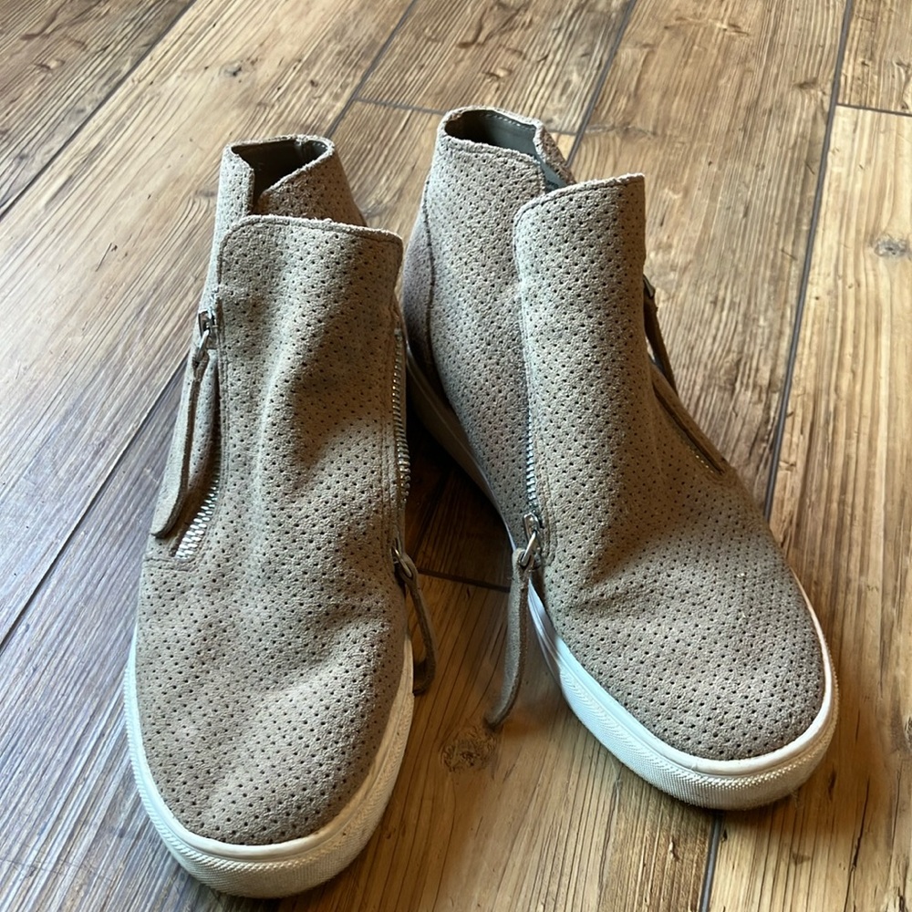 Steve Madden Tan Ankle Booties with Chic Design